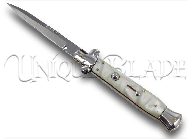 Cattleman Pushbutton Stiletto Automatic Italian Milano Knife: Embrace classic Italian craftsmanship with this pushbutton stiletto, combining elegance and functionality for a distinctive addition to your collection.